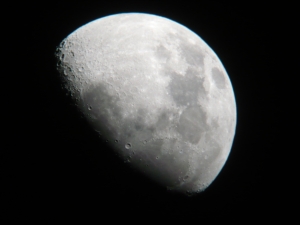 Lua crescente fotografada com um filtro lunar cinza, destinado a reduzir o brilho lunar