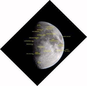 Os principais detalhes da superfície lunar visíveis no momento estão indicados nesta foto.