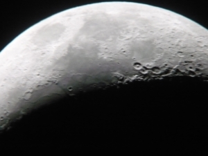 Lua crescente, foto obtida por meio de um telescópio refletor de 150mm Skywatcher